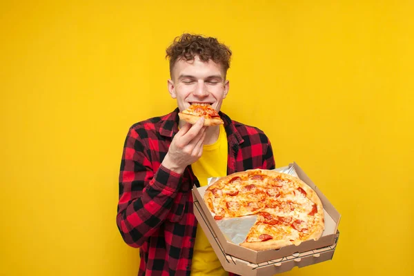 Joven Feliz Chico Comiendo Pizza Amarillo Fondo Hambriento Estudiante Disfrutando — Foto de Stock