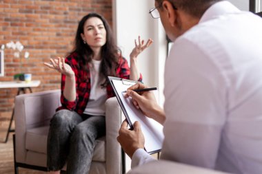 Psikoterapide seans, Afrika kökenli Amerikalı erkek psikolog kadın hastaları dinler ve panoya sorunlar yazar, kız sorunları anlatır ve psikiyatristlerle konuşur.