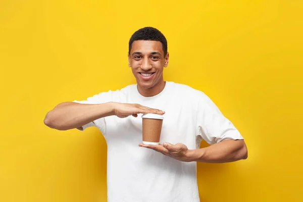 티셔츠를 아프리카 미국인 남자와 포인트 커피를 — 스톡 사진