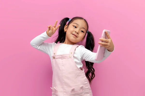 Pequeña Chica Asiática Rosa Vestido Fiesta Toma Selfie Teléfono Inteligente — Foto de Stock