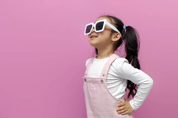 Niña Edad Preescolar Gafas Sol Blancas Vestido Rosa Sobre Fondo — Foto de Stock