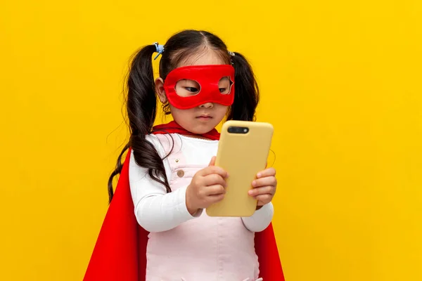 Pequeño Asiático Chica Superman Traje Máscara Uso Smartphone Coreano Niño — Foto de Stock