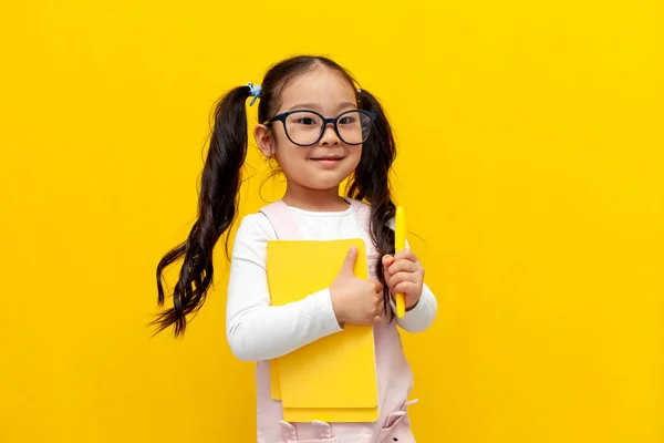 Niña Asiática Con Gafas Sosteniendo Cuadernos Bolígrafo Sonriendo Sobre Fondo — Foto de Stock