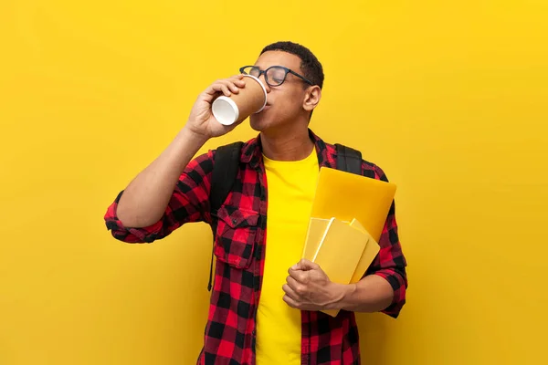 Ung Kille Afrikansk Amerikansk Student Glasögon Med Ryggsäck Dricka Kaffe — Stockfoto