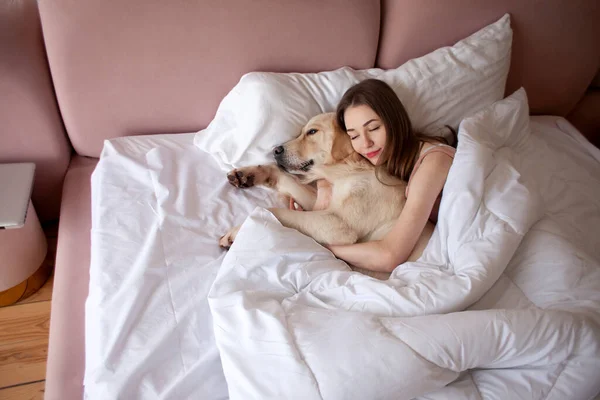 Young Girl Pajamas Sleeps Bed Golden Retriever Dog Woman Lies — 스톡 사진