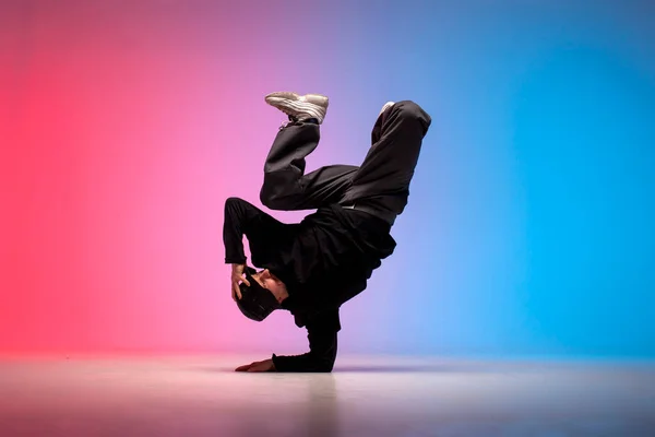 Genç Hiphop Sanatçısı Neon Club Işıklandırmasında Break Dans Yapıyor Akrobatik — Stok fotoğraf