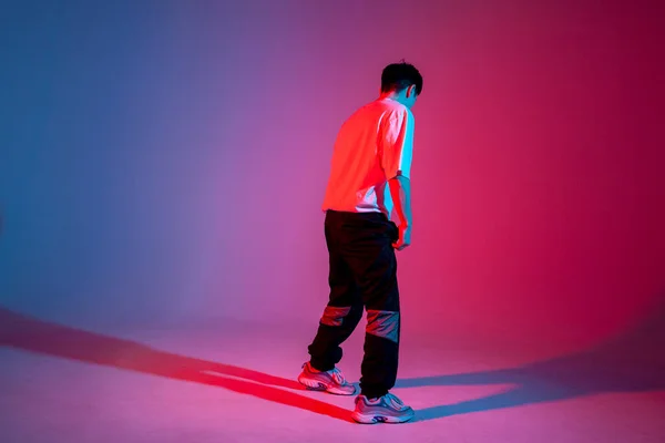 Fiatal Srác Hiphop Előadó Break Dance Neon Klub Világítás Csinál — Stock Fotó