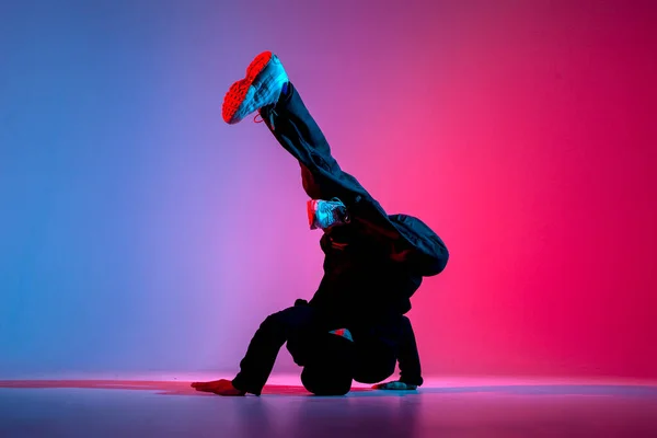 Genç Erkek Dansçı Neon Işıkta Dans Ediyor Erkek Akrobat Kırmızı — Stok fotoğraf