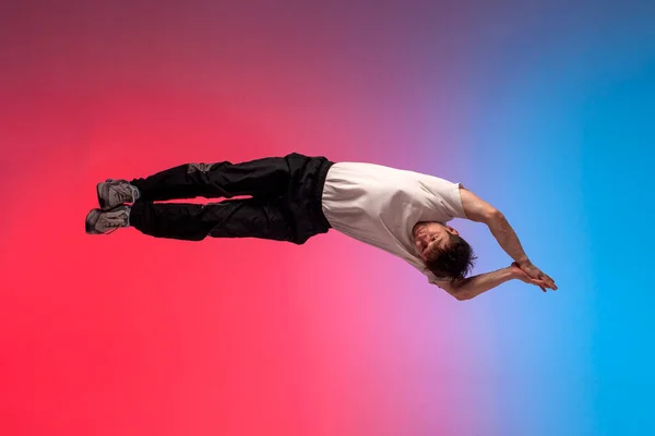 Erkek Dansçı Zıplar Havada Uçar Genç Adam Hiphop Sanatçısı Neon — Stok fotoğraf