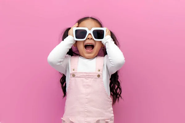 Niña Preescolar Poco Impactada Gafas Sol Blancas Vestido Rosa Grita — Foto de Stock