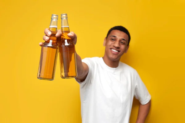 Joven Afroamericano Chico Blanco Camiseta Sostiene Dos Botellas Cerveza Ofrece — Foto de Stock