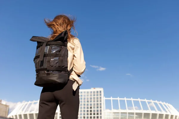 Mädchen Steht Mit Schwarzem Rucksack Auf Der Straße Der Stadt — Stockfoto