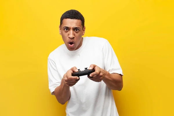 Jovem Cara Afro Americano Gamer Segurando Joystick Jogar Vídeo Game — Fotografia de Stock