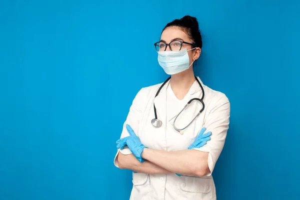 Kvinnlig Läkare Medicinsk Klänning Och Medicinsk Mask Ser Bort Blå — Stockfoto