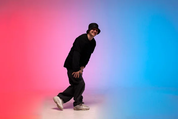 Jonge Man Danser Zwarte Kleren Breken Dansen Neon Verlichting Man — Stockfoto