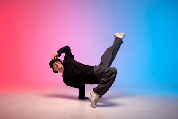 Siyah Elbiseli Genç Dansçı Neon Işıkta Dans Ediyor Adam Kırmızı — Stok fotoğraf