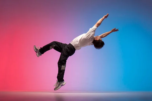 Adam Akrobatın Sırt Yağını Yeni Işıklandırmada Yapıyor Erkek Dansçı Kırmızı — Stok fotoğraf