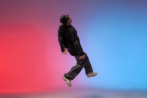 Guy Acrobat Doen Terug Vet Nieuwe Verlichting Mannelijke Danser Springt — Stockfoto