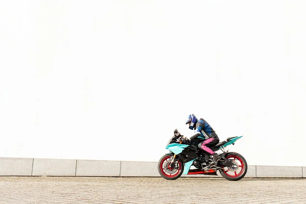 Парень Мотоциклист Профессиональном Защитном Снаряжении Шлеме Едет Спортивном Быстром Мотоцикле — стоковое фото