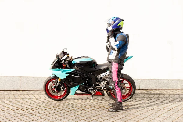 Парень Мотоциклист Профессиональном Защитном Снаряжении Шлеме Стоит Рядом Спортивный Мотоцикл — стоковое фото