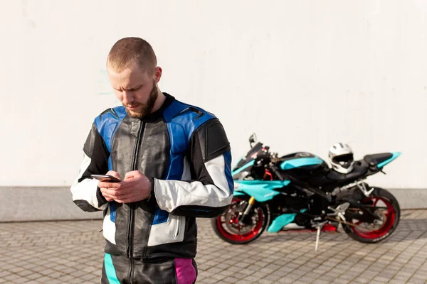 Chlap Motocyklista Profesionální Ochranné Prostředky Stojí Blízkosti Sportovní Motocykl Používá — Stock fotografie