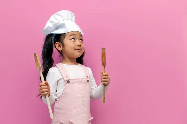 Menina Asiática Uniforme Chef Segurando Itens Cozinha Fundo Isolado Rosa — Fotografia de Stock