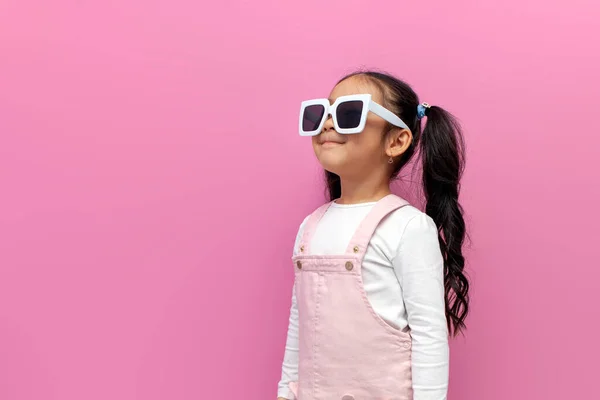 Niña Edad Preescolar Gafas Sol Blancas Vestido Rosa Sobre Fondo — Foto de Stock