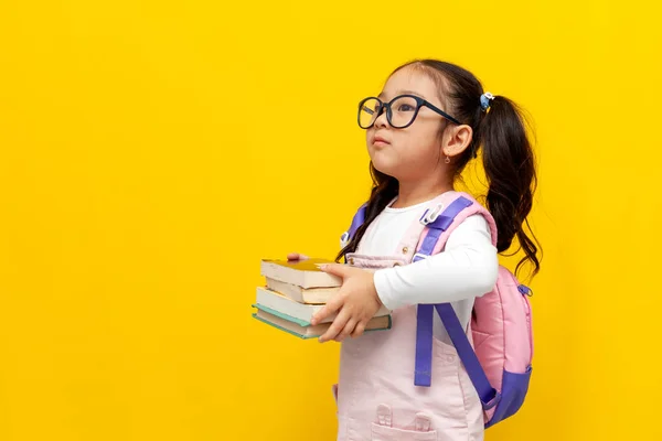 Κοριτσάκι Από Την Ασία Φορώντας Γυαλιά Και Σακίδιο Που Κρατά — Φωτογραφία Αρχείου