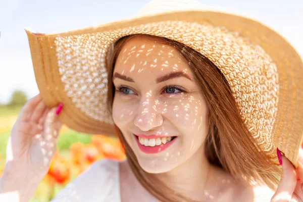 Portrait Cute Girl Straw Hat Field Flowers Nature Close Face — Stock Photo, Image