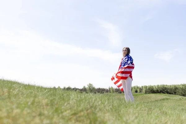 Ung Söt Flicka Halmhatt Håller Amerikansk Flagga Ett Fält Gräsmattan — Stockfoto