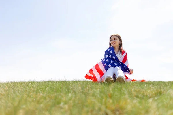 Söt Flicka Sitter Gräset Och Håller Amerikansk Flagga Fält Gräsmattan — Stockfoto