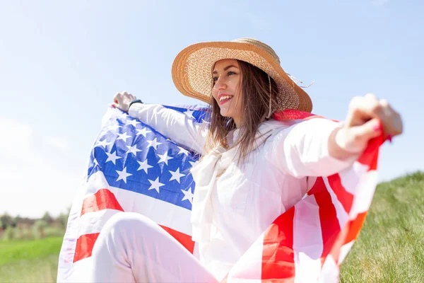 Aranyos Lány Áll Füvön Gazdaság Amerikai Zászló Mező Gyepen Úgy — Stock Fotó