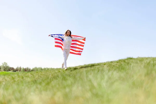 Fiatal Lány Fut Területen Zászló Amerika Mosolyog Koncepció Szabadság Negyedik — Stock Fotó