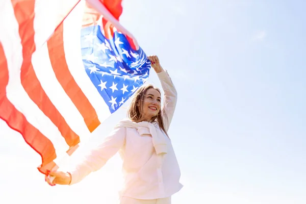 Jovem Bonito Menina Segurando Bandeira Americana Levantá Para Céu Quarta — Fotografia de Stock