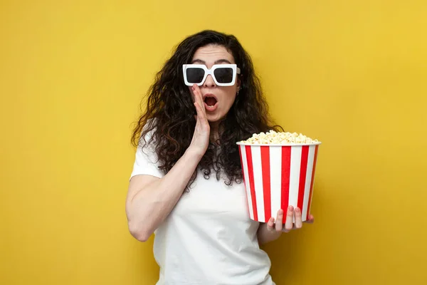 Shocked Curly Girl Viewer Glasses Holding Popcorn Showing Surprise Yellow — Stock Photo, Image
