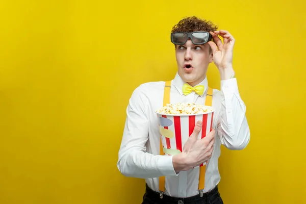 Young Surprised Guy Festive Outfit Glasses Watches Movie Popcorn Looks — Stock Photo, Image