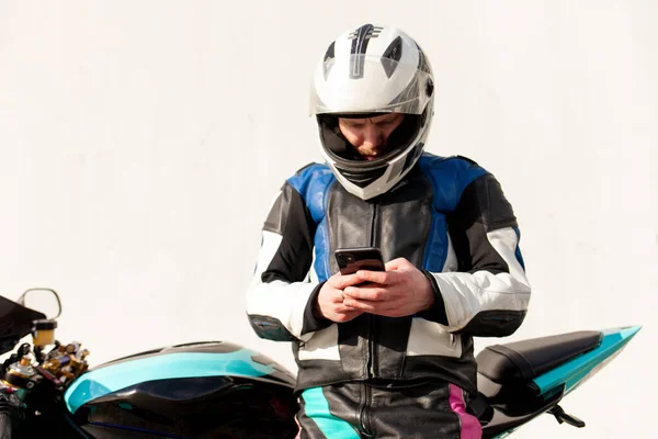 Srác Motoros Szakmai Védőfelszerelés Sisak Sport Motorkerékpár Használ Okostelefon Háttérben — Stock Fotó