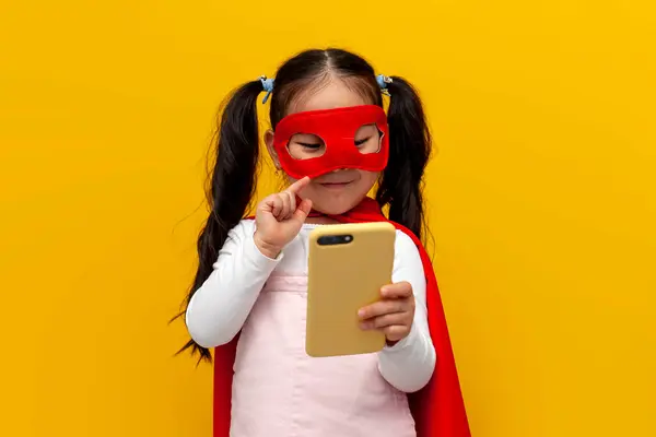Pequeño Asiático Chica Superman Traje Máscara Uso Smartphone Coreano Niño — Foto de Stock