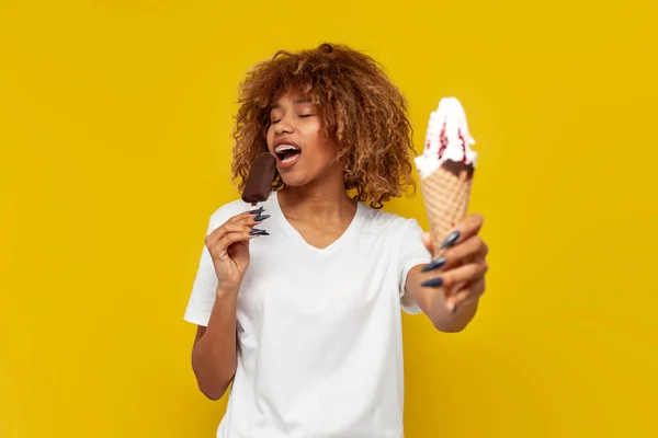 Молода Кучерява Американська Дівчина Брекетами Тримає Два Різних Морозива Жовтому — стокове фото