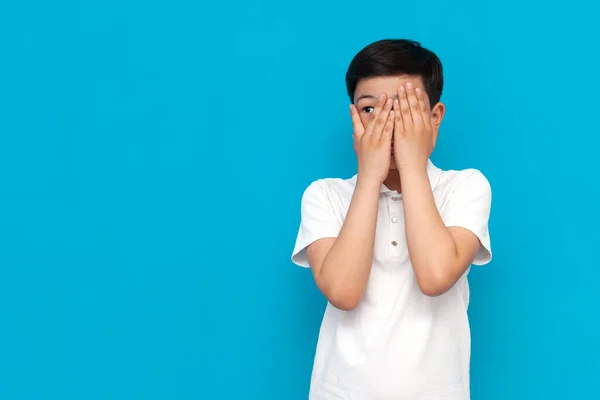Liten Rädd Asiatisk Pojke Vit Shirt Täcker Ansiktet Med Händerna — Stockfoto