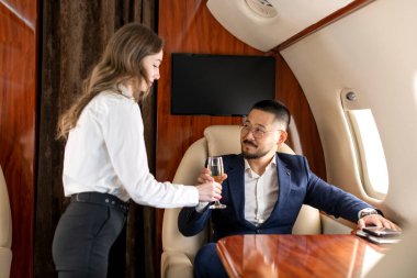 Asyalı iş adamına özel lüks bir jetle şampanya servisi yapan bayan hostes, uçakla uçan Koreli finansör ve lüks bir hayat tarzı olan şampanya sipariş eden