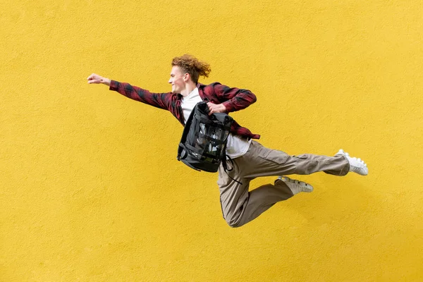Молодой Парень Студент Рюкзаком Летит Вперед Спешит Учиться Человек Прыгает — стоковое фото
