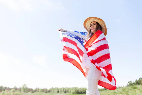 Мила Дівчина Стоїть Траві Тримає Американський Прапор Полі Газоні Дивиться — стокове фото
