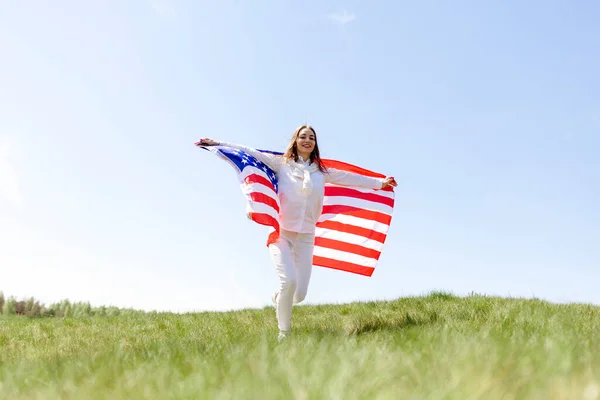 Ung Flicka Löper Genom Fältet Med Flaggan Amerika Och Leenden — Stockfoto
