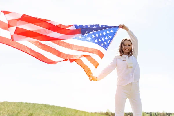 Gadis Muda Yang Lucu Memegang Bendera Amerika Dan Mengangkatnya Langit — Stok Foto