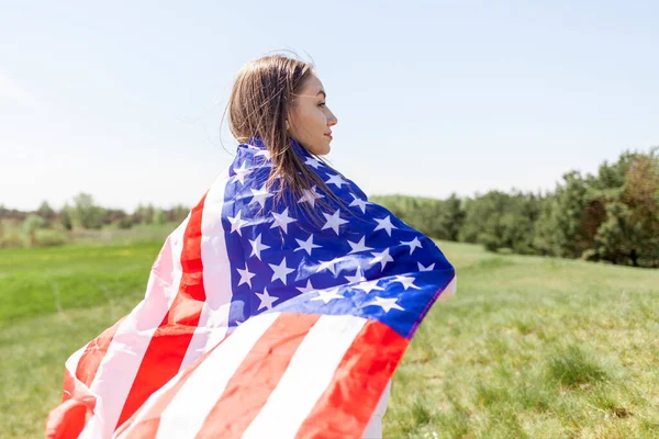 Çimlerin Üzerinde Duran Çimlerin Üzerinde Amerikan Bayrağını Tutan Tatlı Bir — Stok fotoğraf