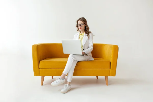 Jovem Empresária Terno Senta Sofá Macio Confortável Usa Laptop Menina — Fotografia de Stock