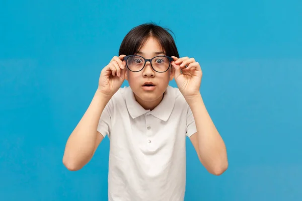 Sorprendido Asiático Chico Colegial Doce Años Edad Mira Gafas Sorprendido — Foto de Stock
