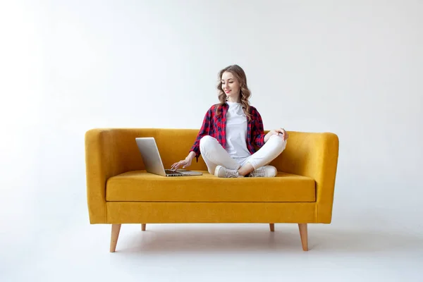 Jovem Bonito Menina Usa Laptop Confortável Sofá Macio Mulher Tipos — Fotografia de Stock