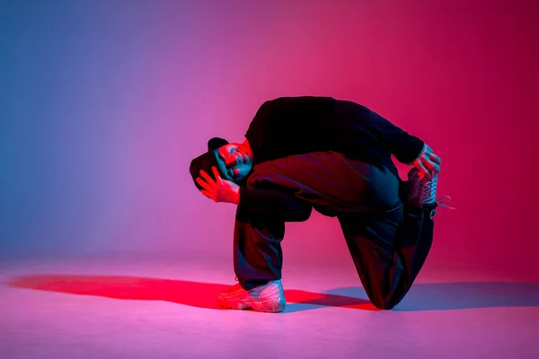 Genç Hiphop Sanatçısı Neon Club Işıklandırmasında Break Dans Yapıyor Akrobatik — Stok fotoğraf